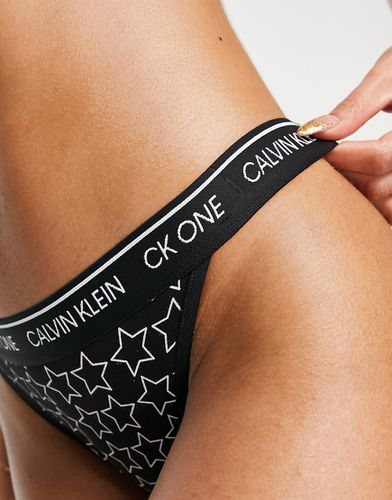 CK One - Brasiliana tanga in cotone nero con stampa di stelle - Calvin Klein - Modalova