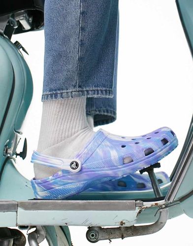 Classic Clog - Zoccoli classici blu marmo - Crocs - Modalova