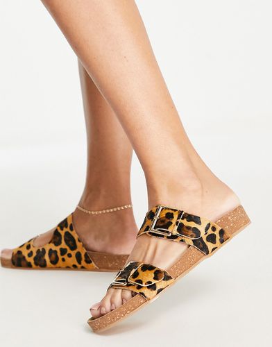 Sandali stile sliders in pelle leopardata con fibbie - Accessorize - Modalova