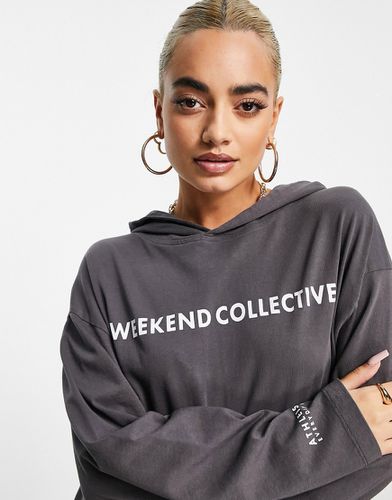 ASOS - Weekend Collective - Maglietta a maniche lunghe con cappuccio e logo antracite - ASOS Weekend Collective - Modalova