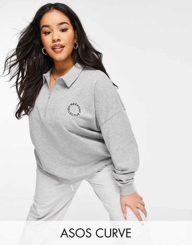 ASOS Curve - Weekend Collective - Felpa stile polo mélange con zip corta e logo - ASOS Weekend Collective - Modalova