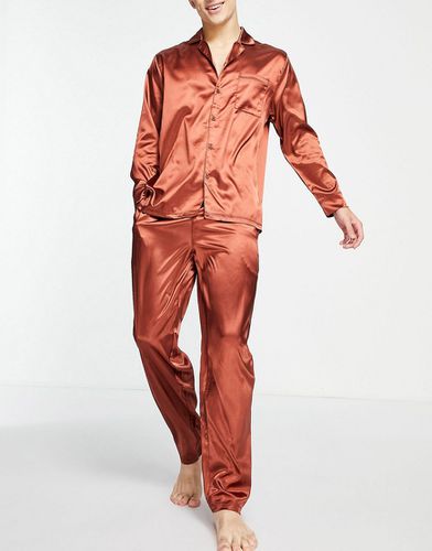 Completo pigiama da casa con camicia e pantaloni in raso marrone - ASOS DESIGN - Modalova