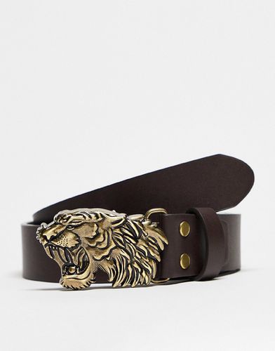 Cintura in pelle sintetica marrone scuro con fibbia a forma di tigre - ASOS DESIGN - Modalova