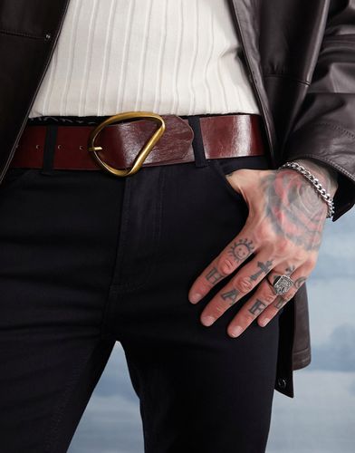 Cintura larga in pelle sintetica marrone con fibbia astratta oro brunito - ASOS DESIGN - Modalova