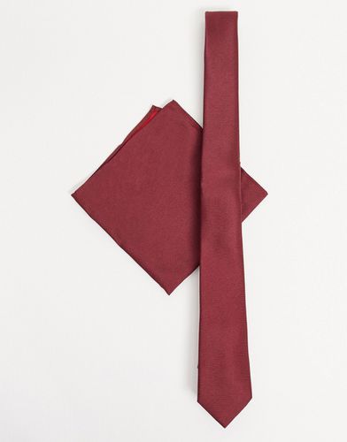 Cravatta sottile e fazzoletto da taschino in raso bordeaux-Rosso - ASOS DESIGN - Modalova