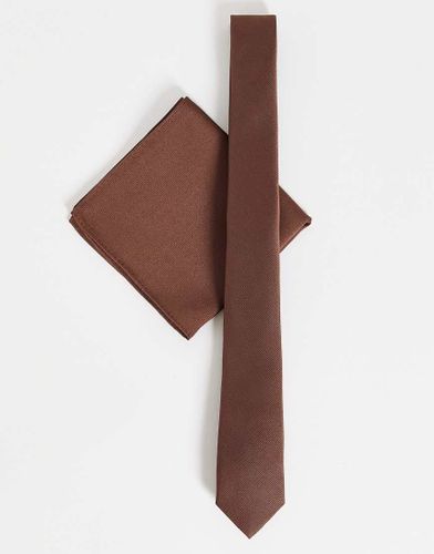 Cravatta sottile e fazzoletto da taschino marrone cioccolato - ASOS DESIGN - Modalova