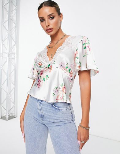 Blusa stile T-shirt in raso con stampa di rose e finiture in pizzo sul collo - ASOS DESIGN - Modalova