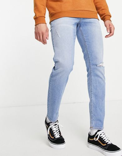 Jeans slim elasticizzati lavaggio chiaro con strappi sulle ginocchia-Blu - ASOS DESIGN - Modalova