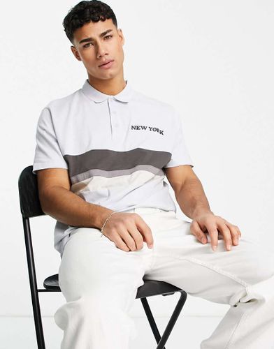 Polo comoda blu con righe a contrasto e scritta "New York" ricamata - ASOS DESIGN - Modalova