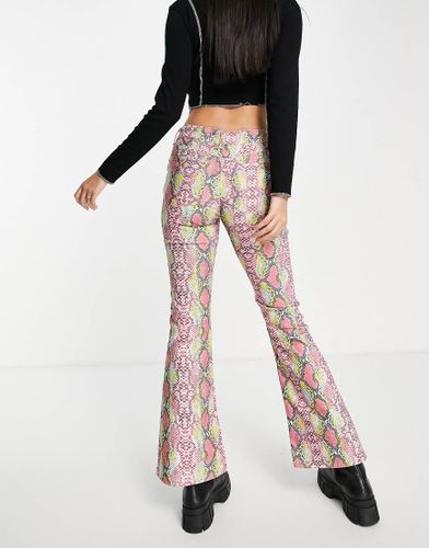 Pantaloni a zampa a vita bassa comodi elasticizzati pitonato multicolore - ASOS DESIGN - Modalova