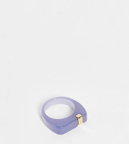 DesignB Curve - Anello spesso in resina azzurro polvere con barra oro - DesignB London Curve - Modalova