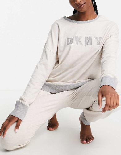 Completo in maglia super morbida color crema con top a maniche lunghe e joggers con logo - DKNY - Modalova