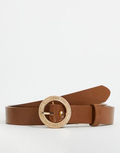 Cintura color cuoio con fibbia circolare con logo - Elle - Modalova