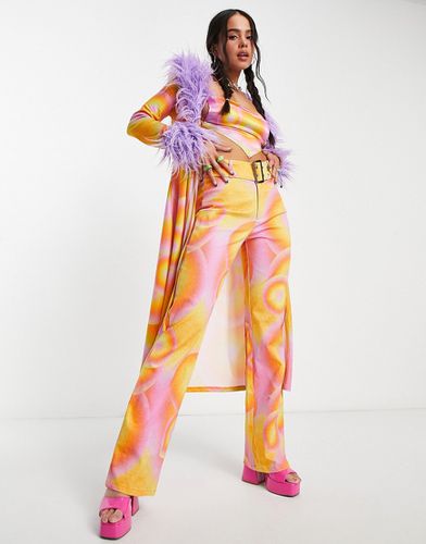 Pantaloni aderenti a zampa a vita bassa stile Y2K con stampa astratta stile anni '70 e cintura in coordinato - Elsie & Fred - Modalova