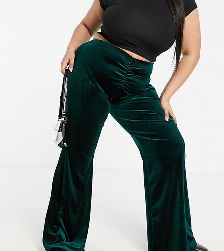Esclusiva - Pantaloni a zampa in velluto verde smeraldo in coordinato - Jaded Rose Plus - Modalova