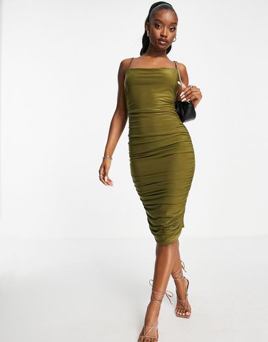 Vestito midi fasciante verde oliva arricciato - Femme Luxe - Modalova