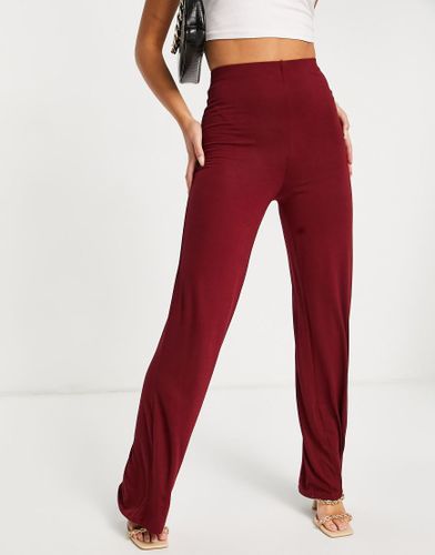Pantaloni basic a vita alta con fondo ampio rosso vino - Flounce London - Modalova