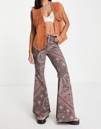 Jeans a zampa color cioccolato con stampa cachemire - Free People - Modalova