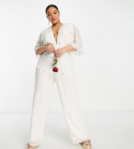 Tuta jumpsuit da sposa ricamata color avorio con scollo profondo-Bianco - Hope & Ivy Plus - Modalova