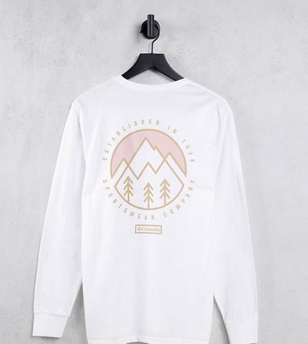 In esclusiva per ASOS - - Cades Cove - T-shirt a maniche lunghe bianca con stampa sul retro-Bianco - Columbia - Modalova