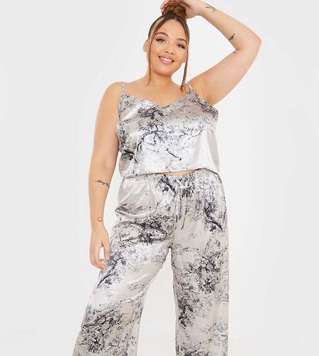 X Lorna Luxe - Pigiama in raso blu navy multicolore con finiture a contrasto composto da canottiera e pantaloni - In The Style Plus - Modalova