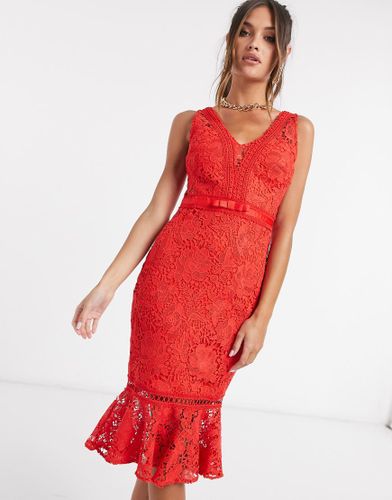 Vestito a fascia in pizzo con peplo rosso - Lipsy - Modalova