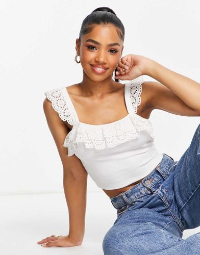 Crop top bianco senza maniche in pizzo con volant - Miss Selfridge - Modalova