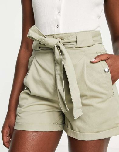 Pantaloncini di jeans a vita alta allacciati in vita verde salvia - Miss Selfridge - Modalova