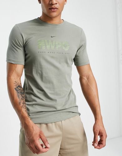 Dri-FIT - T-shirt con stampa grafica, colore kaki-Verde - Nike Training - Modalova