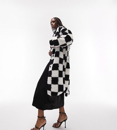 Cappotto lungo in pelliccia sintetica a quadri bianco e nero-Multicolore - Topshop Tall - Modalova
