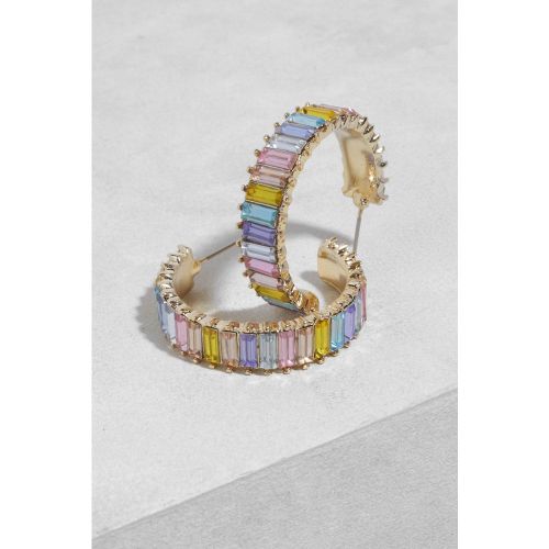 Orecchini a cerchio medi con strass rettangolari color arcobaleno - boohoo - Modalova